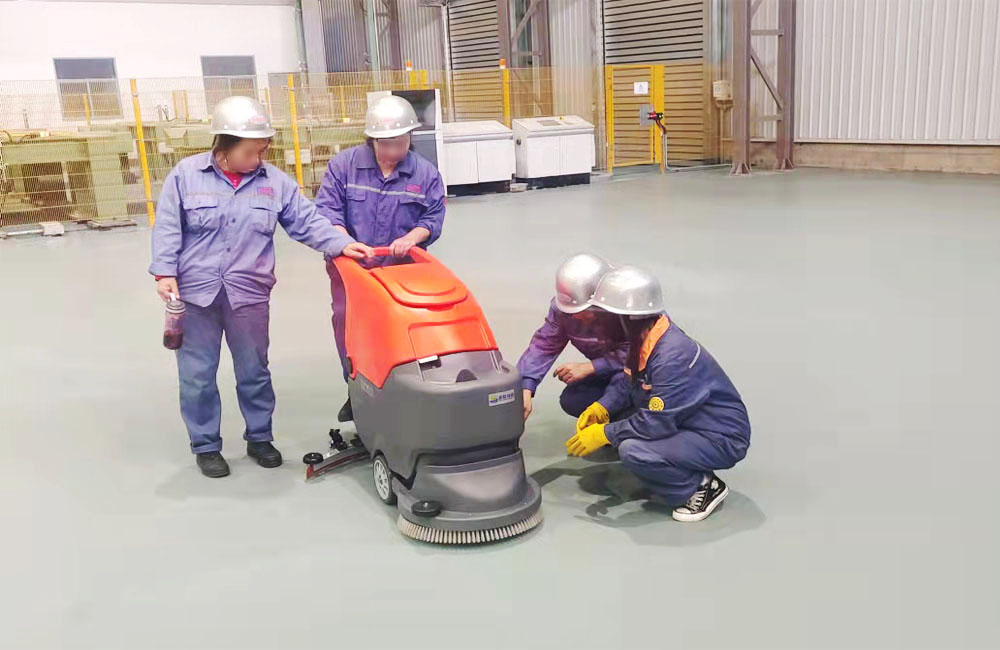 勝敏手推式洗地機(jī)現(xiàn)場操作